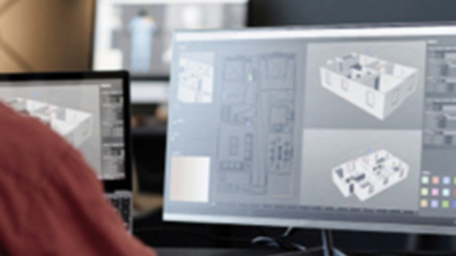 Personne travaillant sur un ordinateur avec un logiciel de modélisation 3D affichant les plans et rendus d’un espace intérieur sur un grand écran.