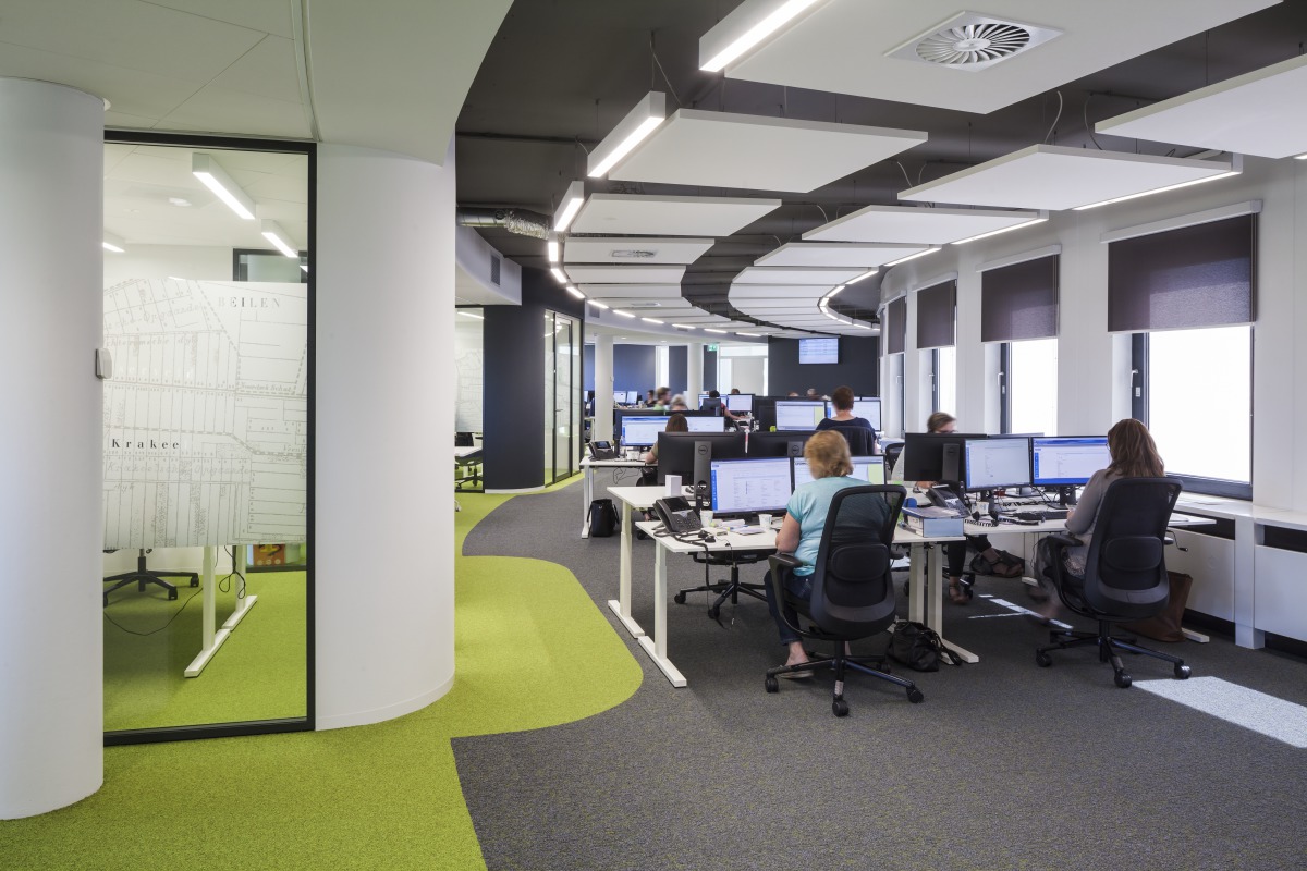 Erfahren Sie mehr über die Richtlinien und Normen für die Akustik in Großraumbüros | DIN 18041, ASR A3.7 „Lärm“ und VDI 2569