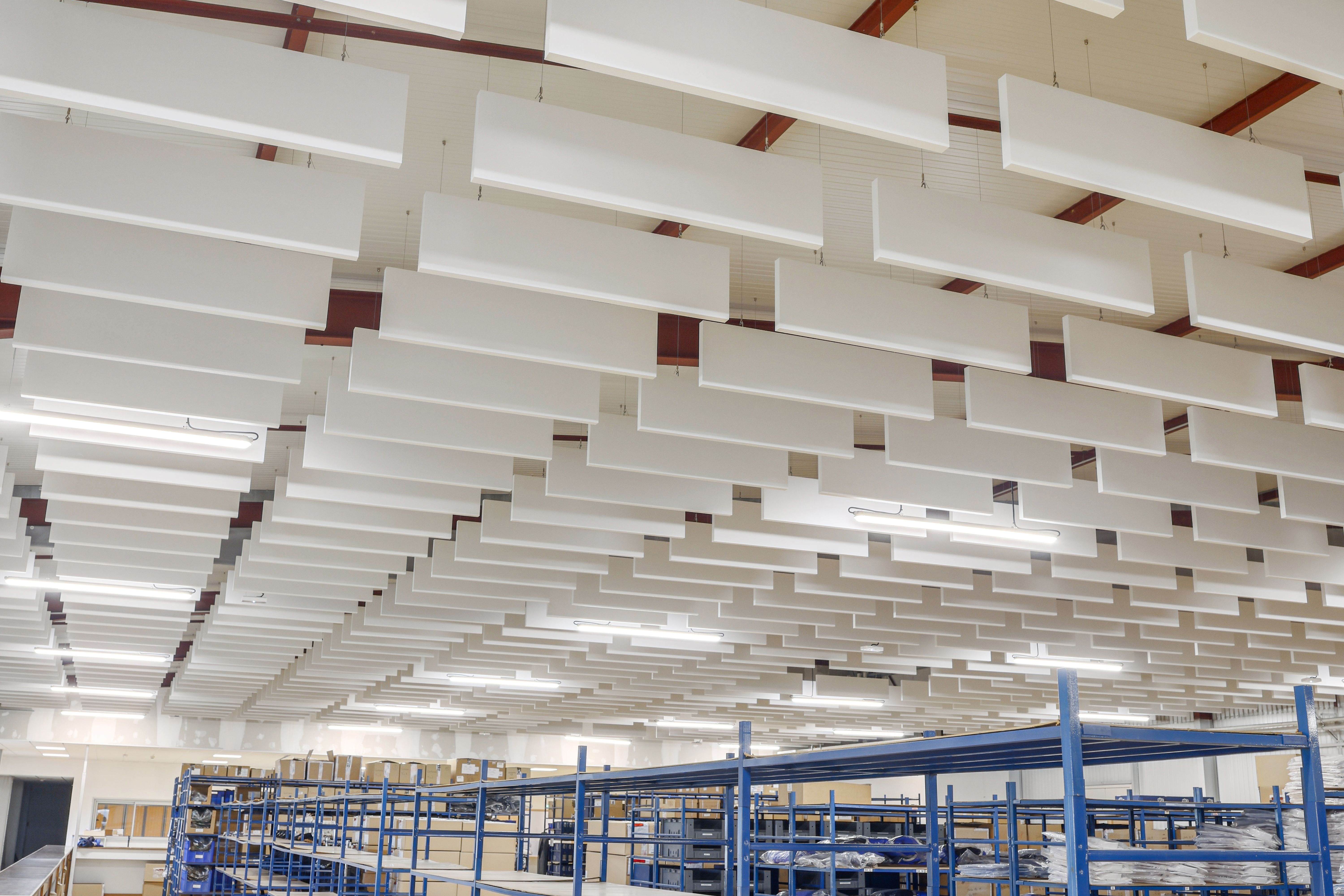 Photo de baffles acoustiques suspendues installées à l'école de gendarmerie de Dijon.