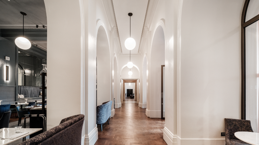 Un couloir d'hôtel blanc et lumineux