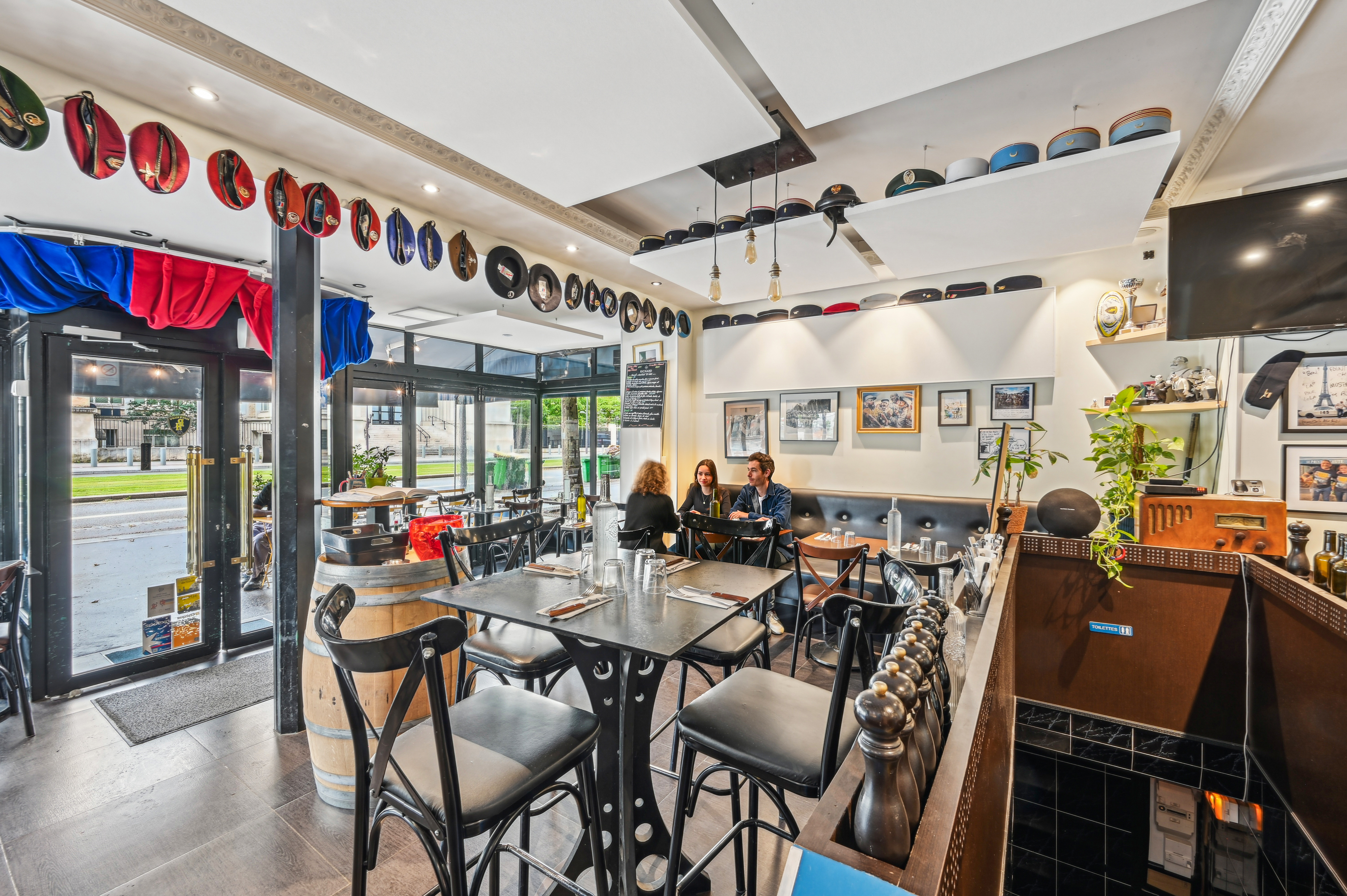 Photo de restaurant avec panneaux acoustiques au plafond et sur les murs.