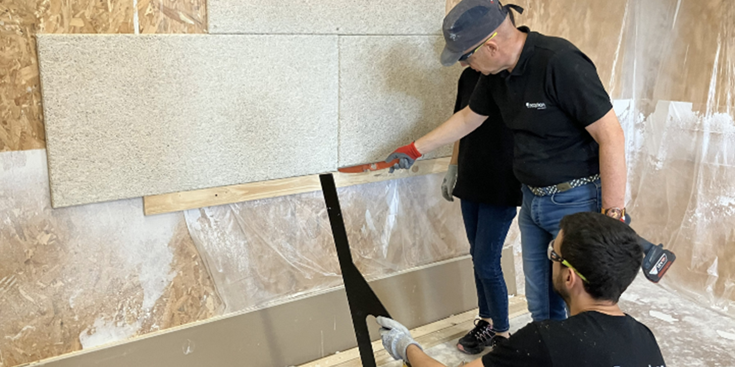 Un formateur Ecophon explique à un élève