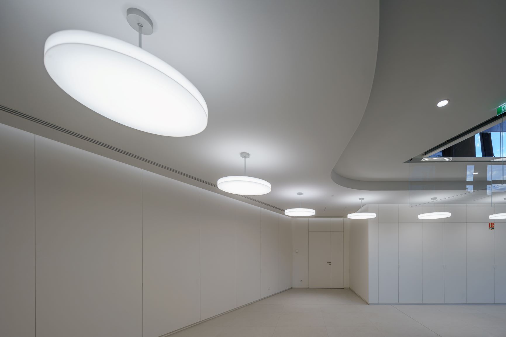 Photo du plafond avec toile technique appliquée et de lumières.