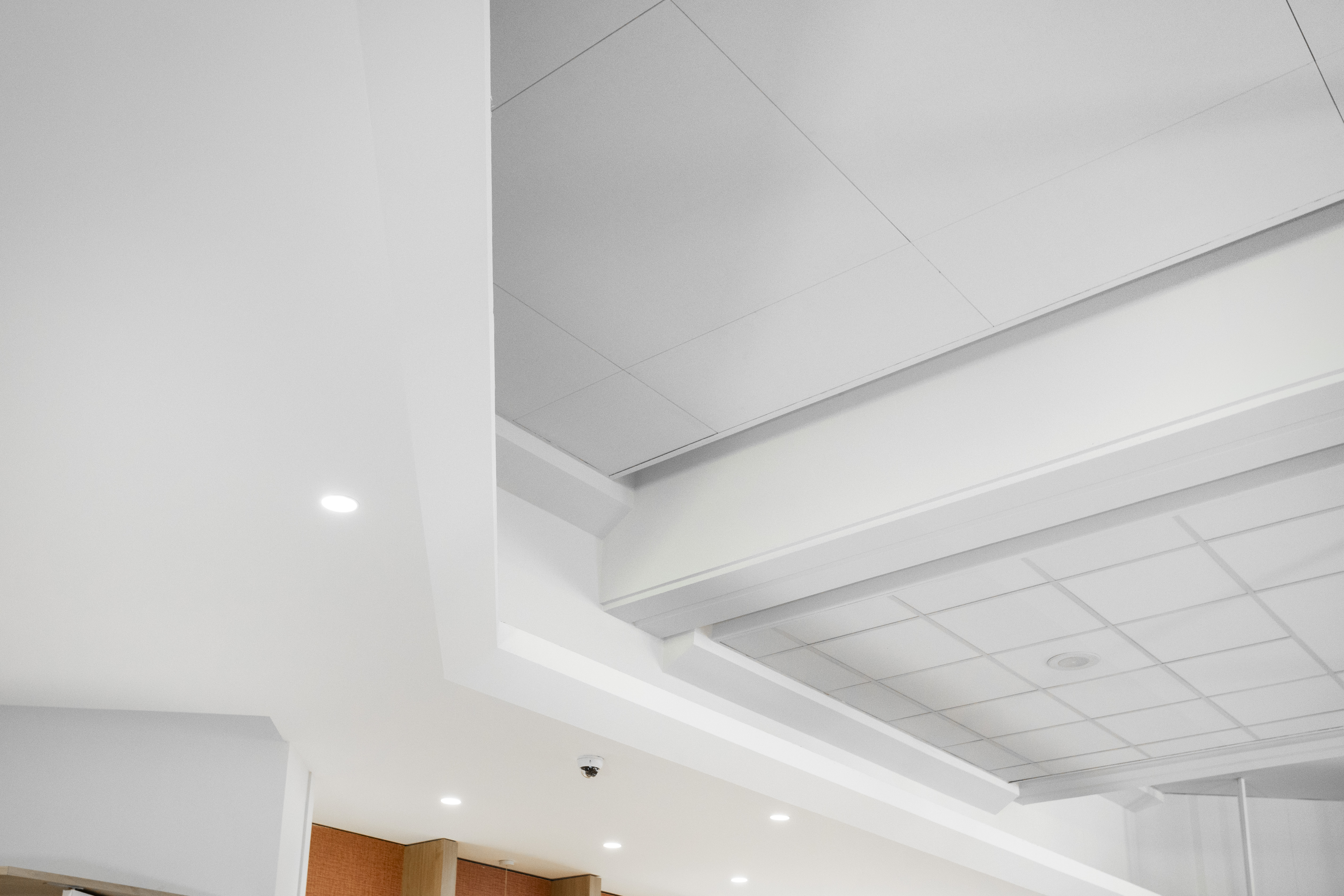 Vue de près des dalles acoustiques posées.