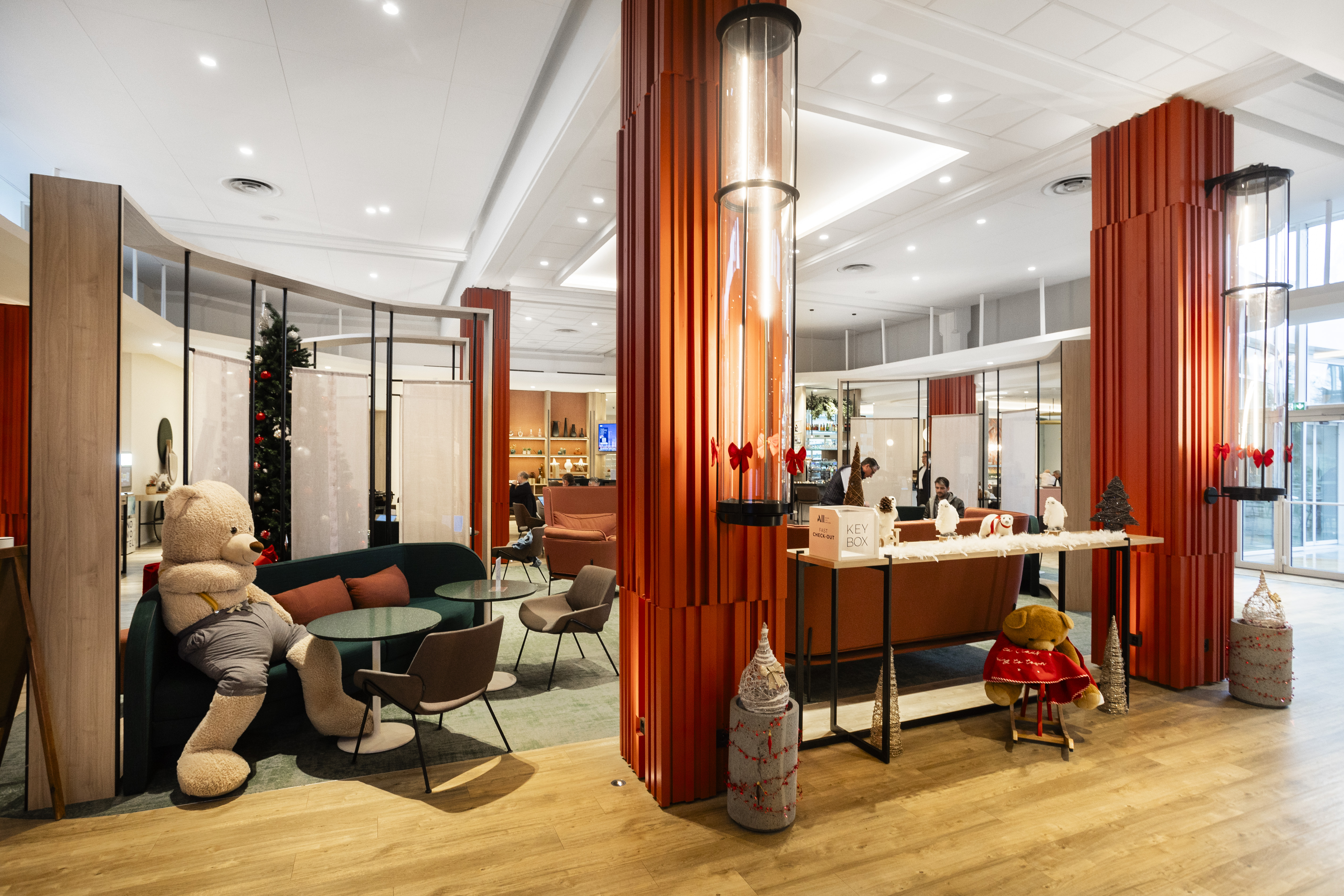 Photo de plafond avec dalles acoustiques blanches dans l'hôtel.