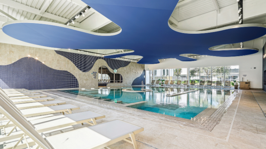 Une piscine avec un plafond bleu en forme de goutte