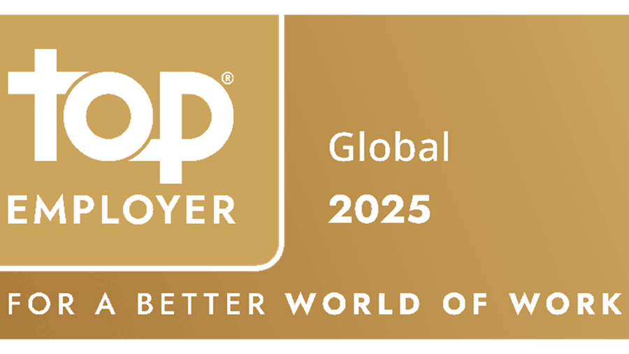 Guldplakett med texten Top Employer Global 2025 och en stiliserad topplogotyp. Nedan står det For a Better World of Work. Bakgrunden har en gradient av mörkare till ljusare guldtoner.