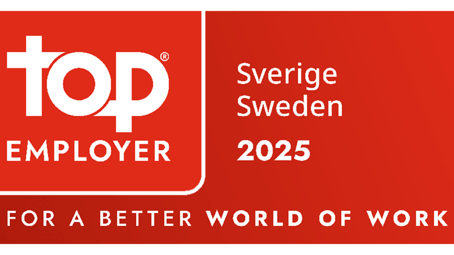 Röd plakett med texten Top Employer Sverige Sweden 2025 och en stiliserad topplogotyp. Nedan står det For a Better World of Work. Bakgrunden har en gradient av mörkare till ljusare röda toner.
