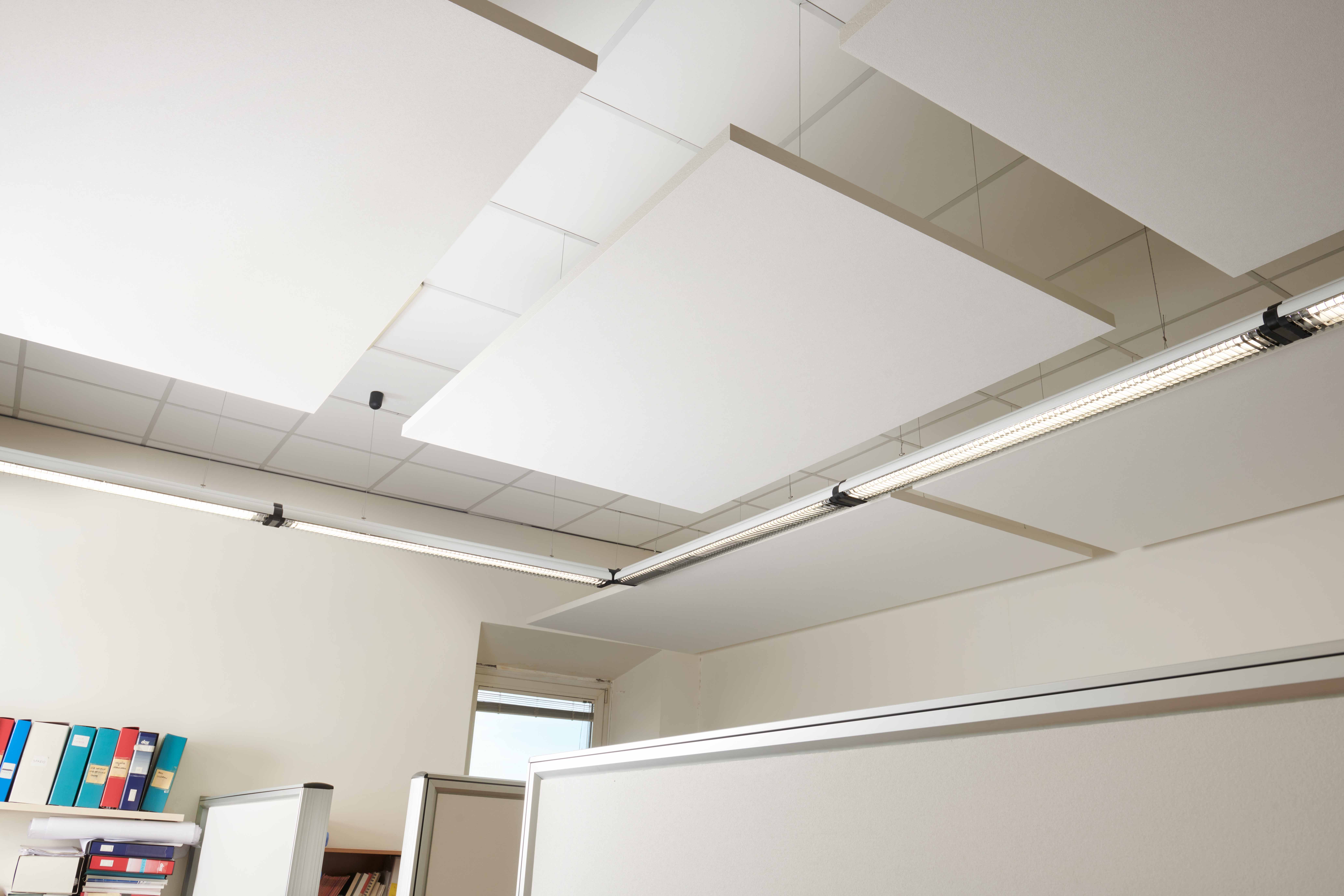 particolare del soffitto, dove si possono vedere le isole acustiche e il controsoffitto acustico Ecophon Solo e Master entrmabi in colorazione bianca