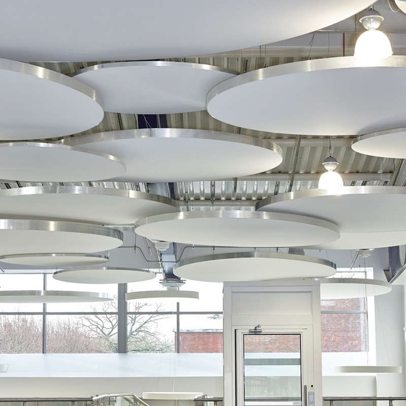 Deckenlösung aus Akustikgewebe in einem Museum