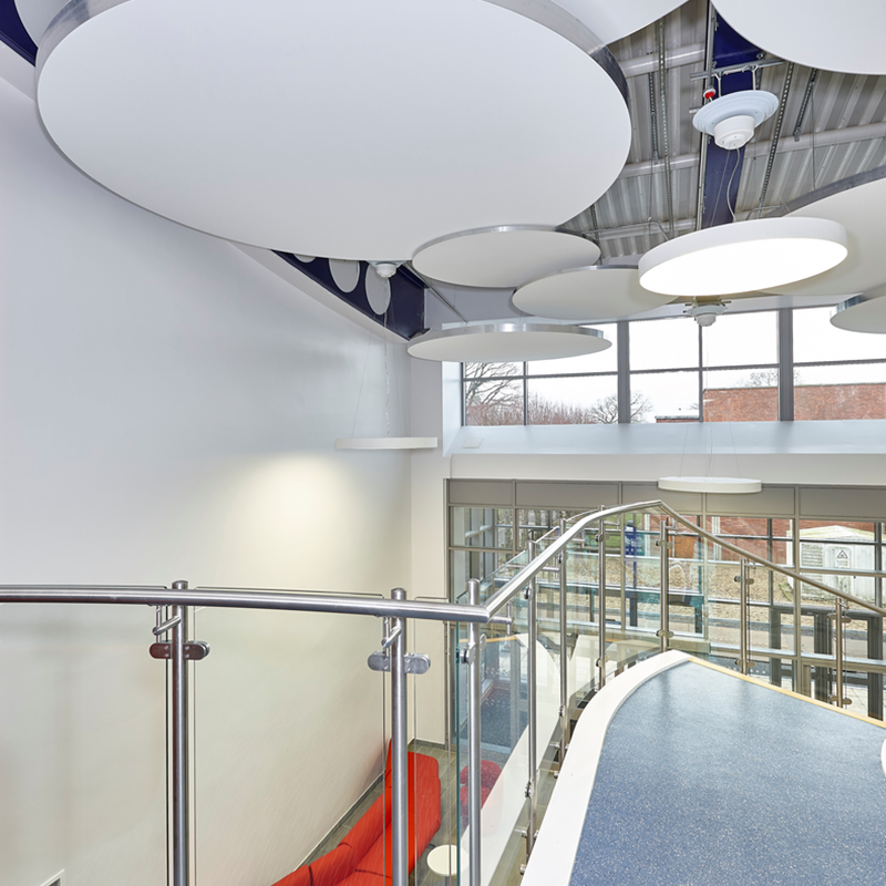 Deckensegel - Aluminiumrahmen, die mit Akustikgewebe bespannt sind