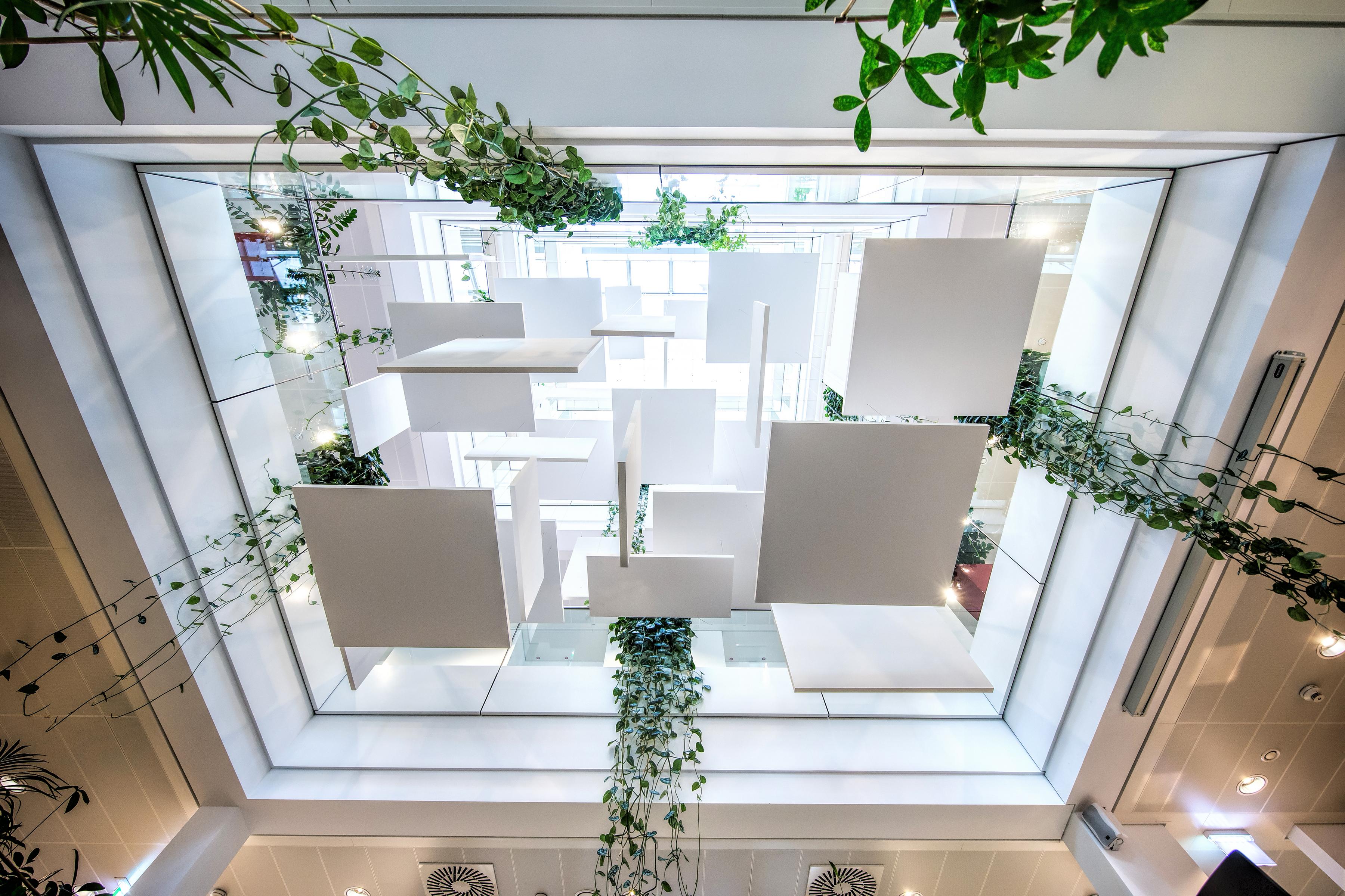 Free-hanging acoustic panels in several levels in atrium