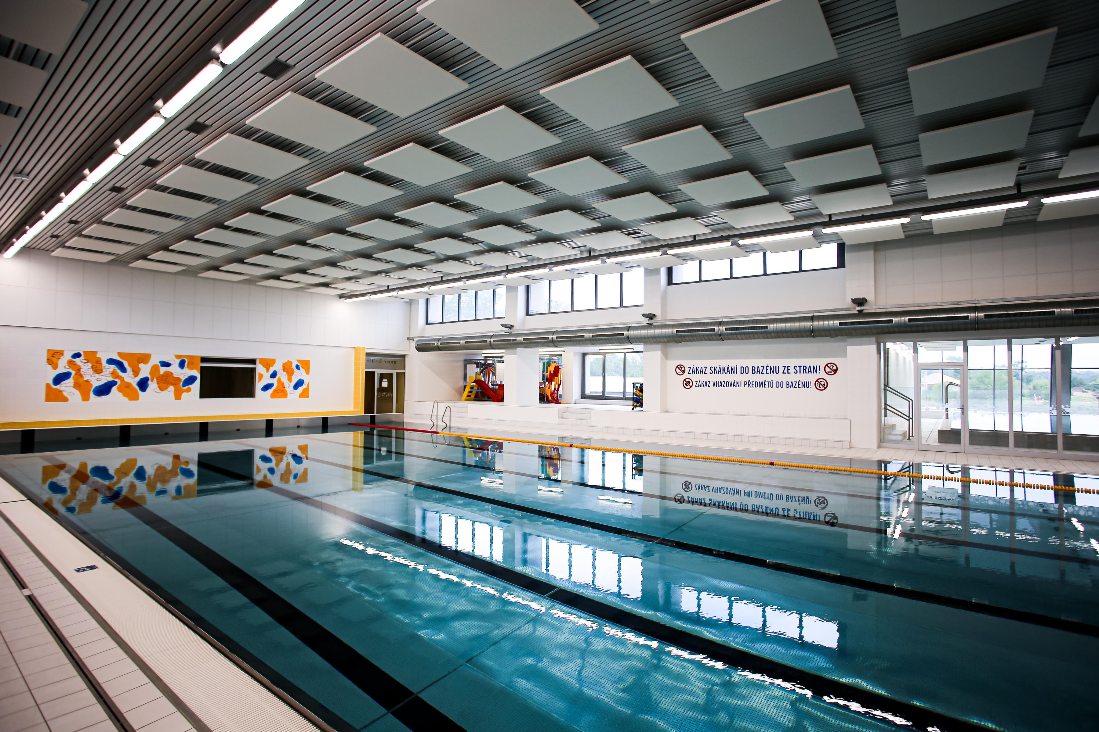 Free-hanging acoustic ceiling panels in swimming pool