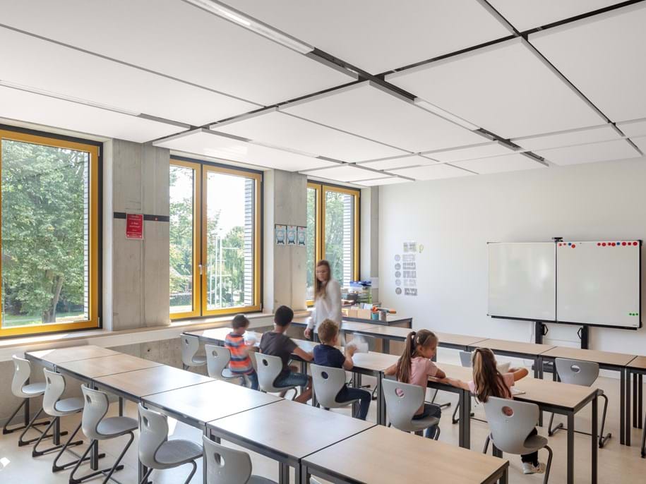 Modular, free-hanging acoustic ceiling in grids in classroom