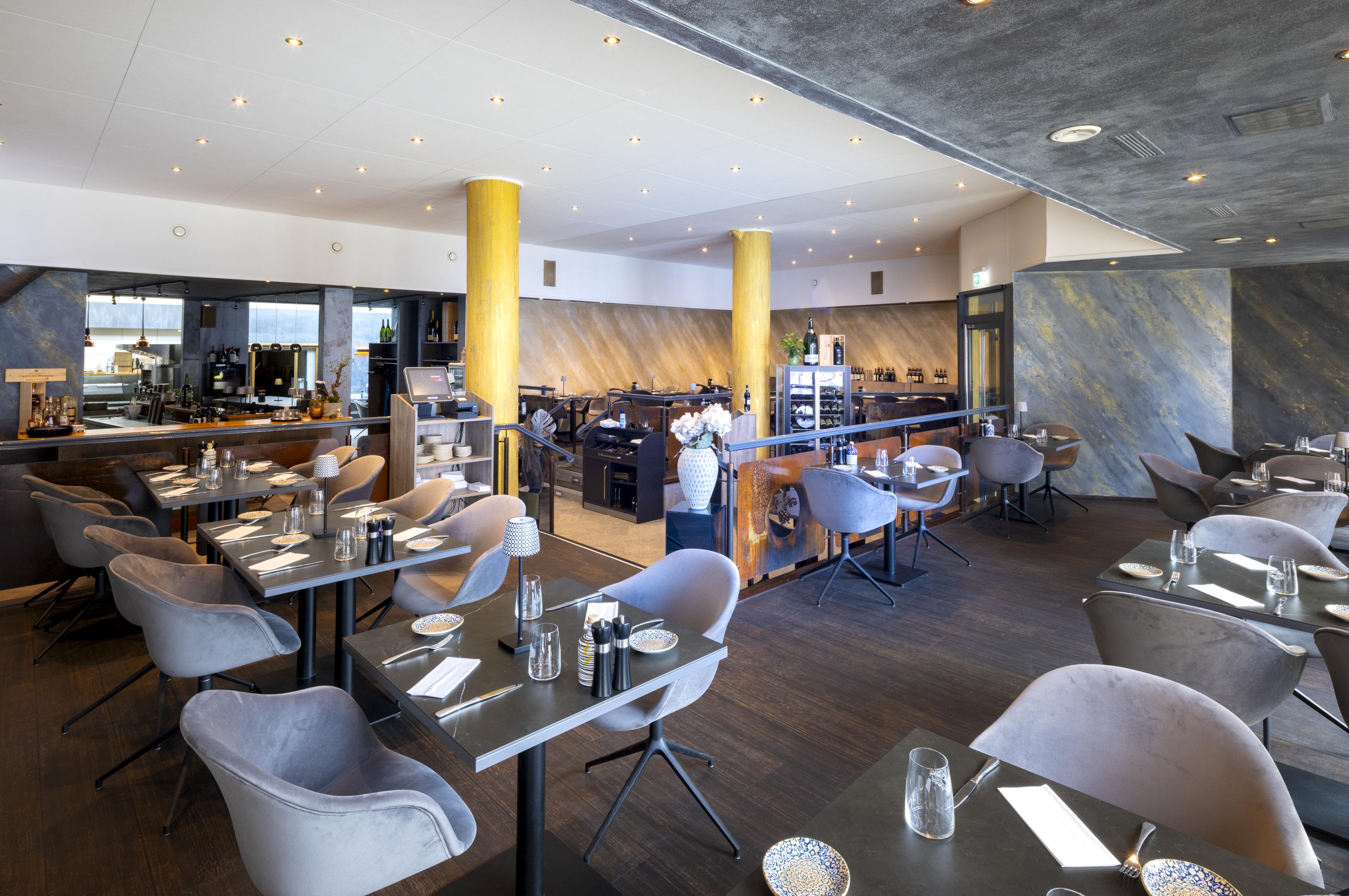 Acoustic ceiling in restaurant