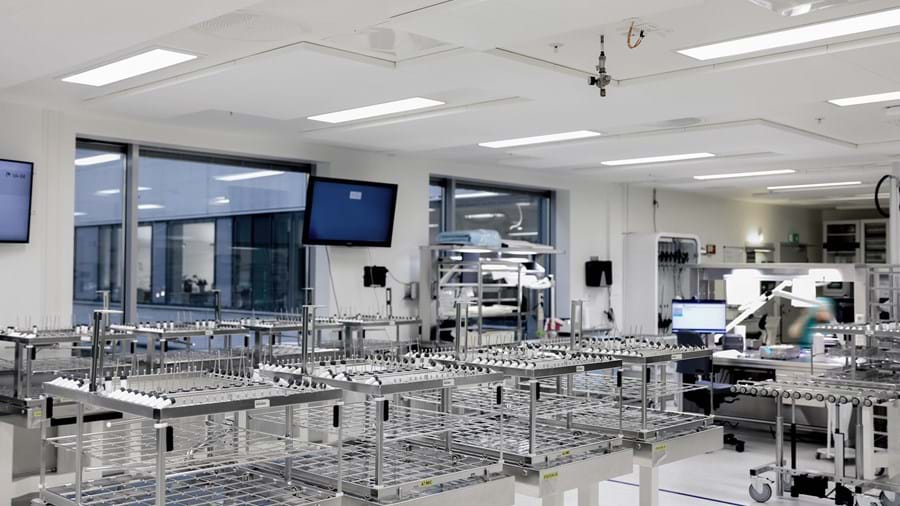 ChatGPT sagde: Et moderne, rent laboratorium med tomme stativer i rustfrit stål, store vinduer, computerskærme og forskelligt udstyr. Rummet fremstår organiseret og lyst oplyst, hvilket antyder et sterilt arbejdsmiljø