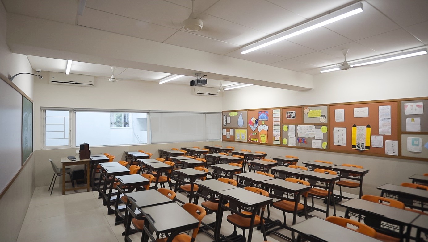 Acoustic ceiling panels in classroom