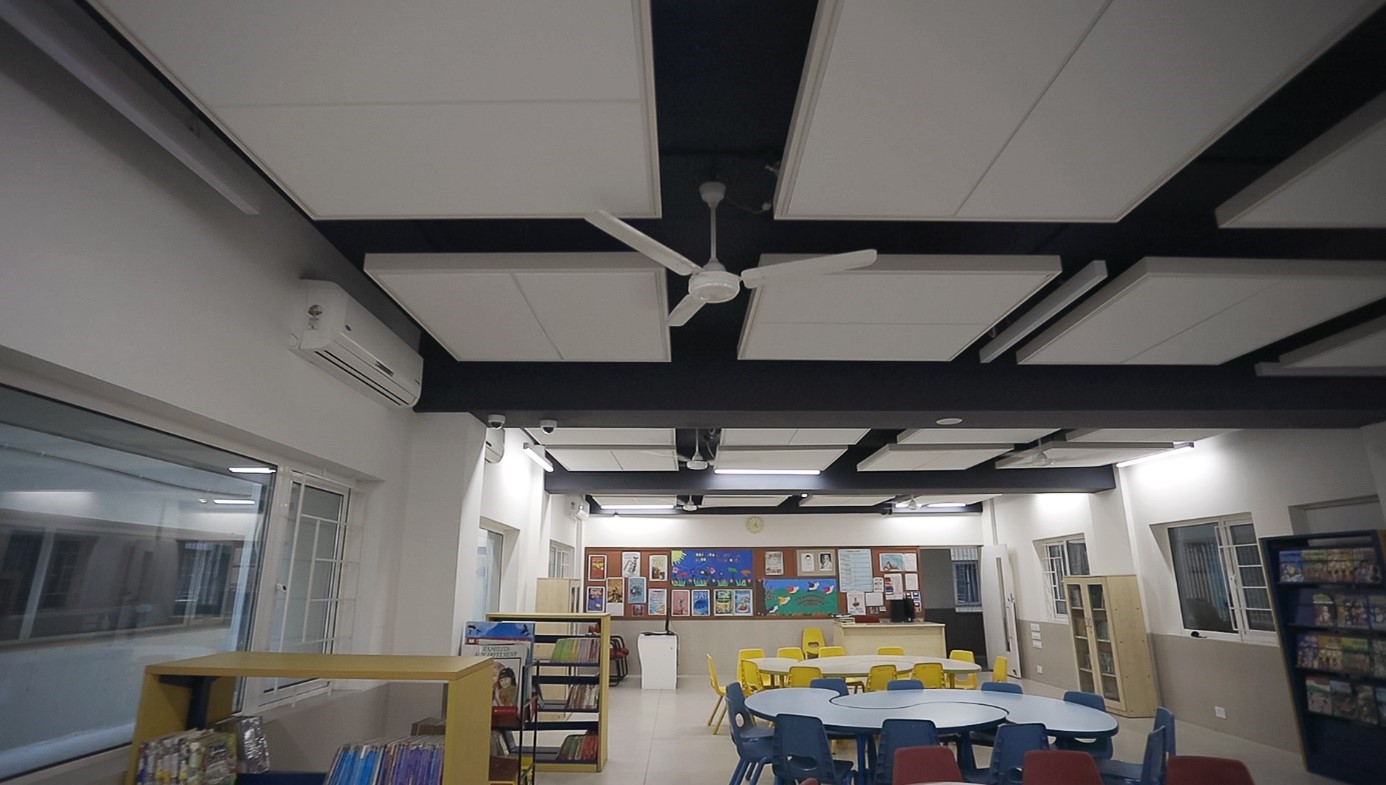 Akustikdecke in Pausenbereichen der Schule