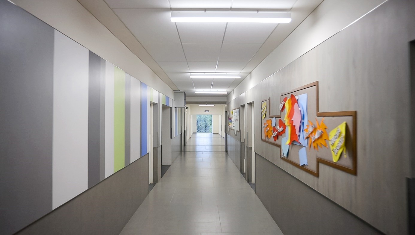 Akustikdecke im Schulflur