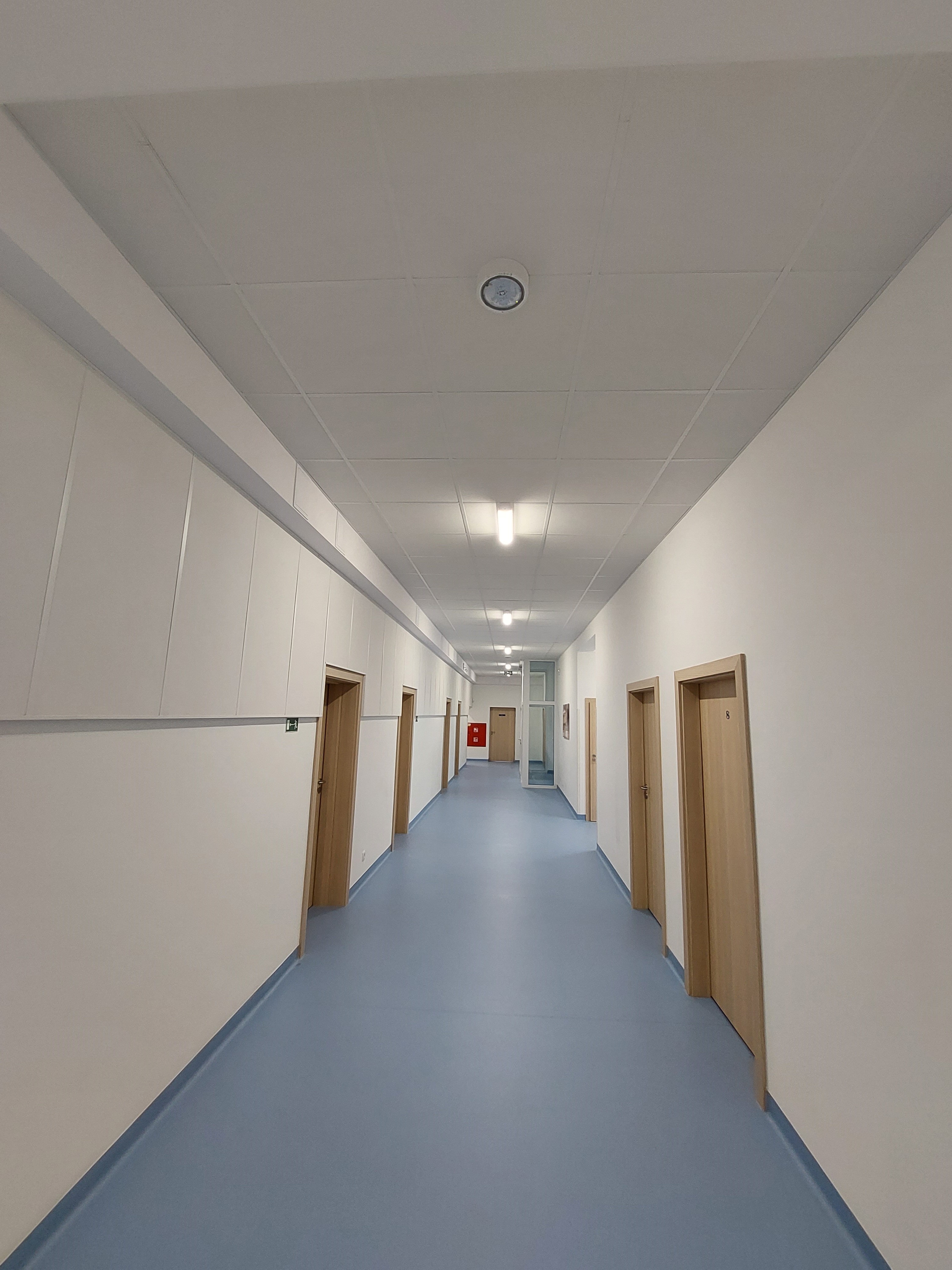 Couloir avec plafond et panneaux muraux acoustiques