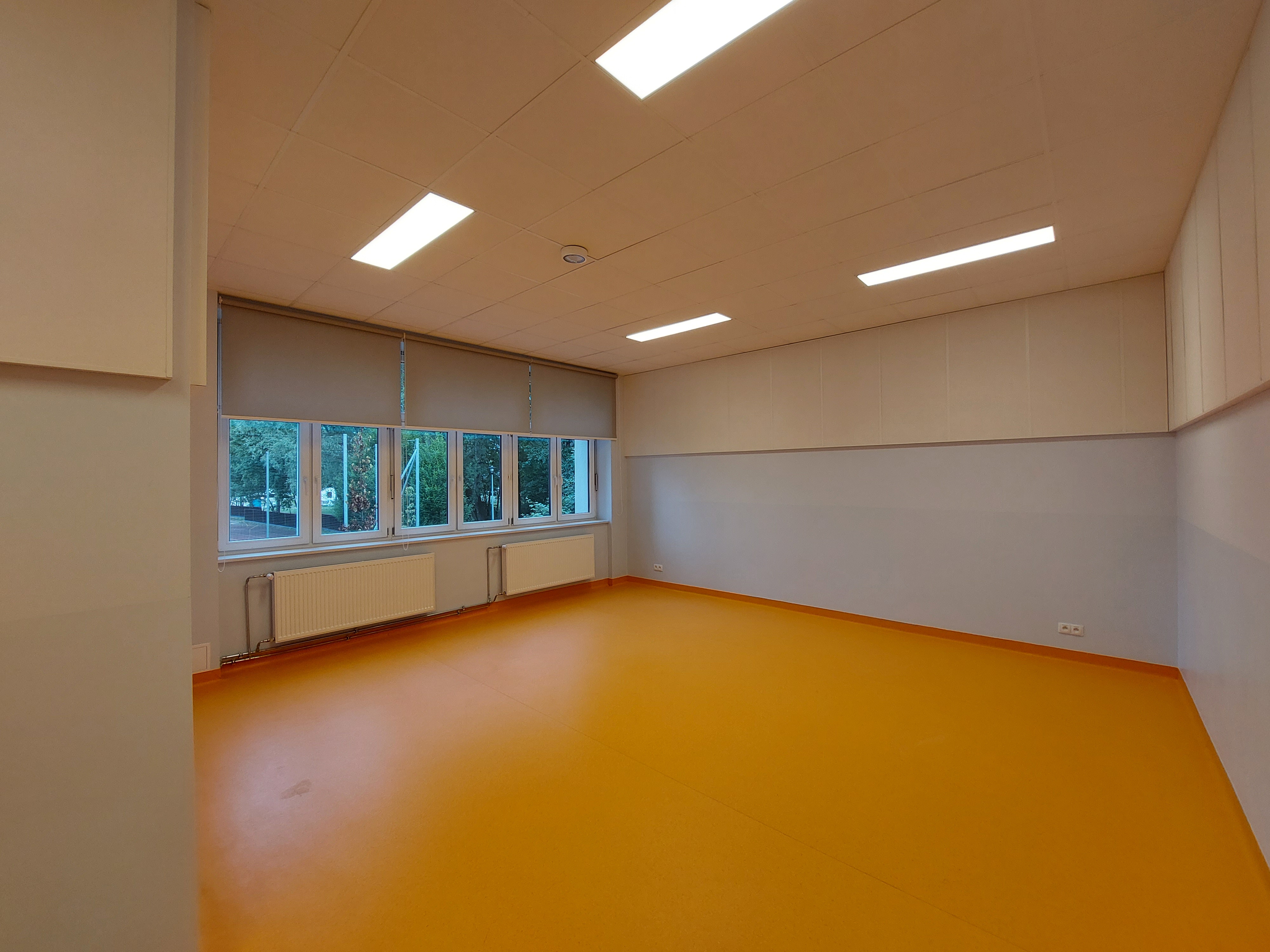 Pièce avec plafond et panneaux muraux acoustiques