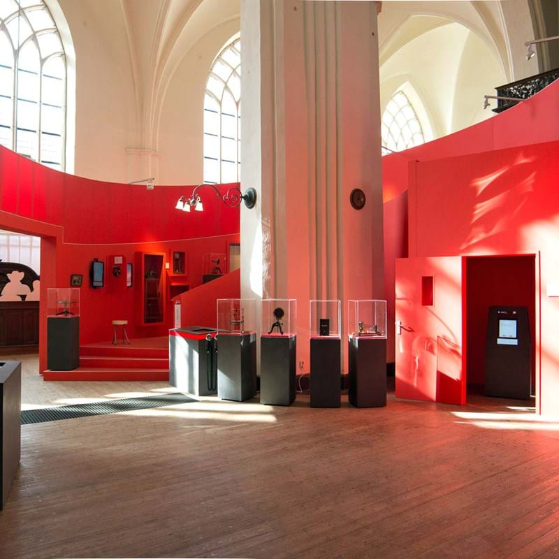 Wandlösung aus Akustikgewebe in einem Museum
