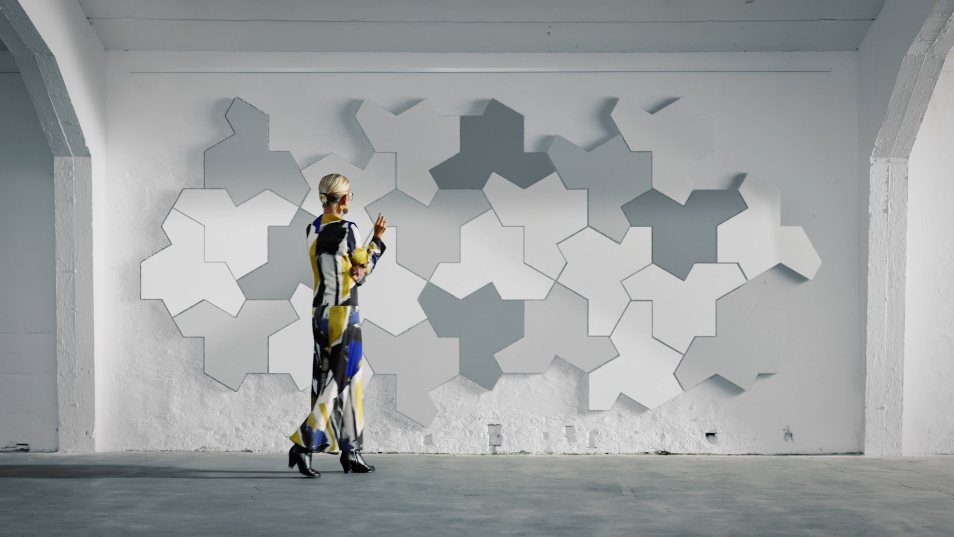 Jigsaw shaped acoustic wall panels in industrial premises