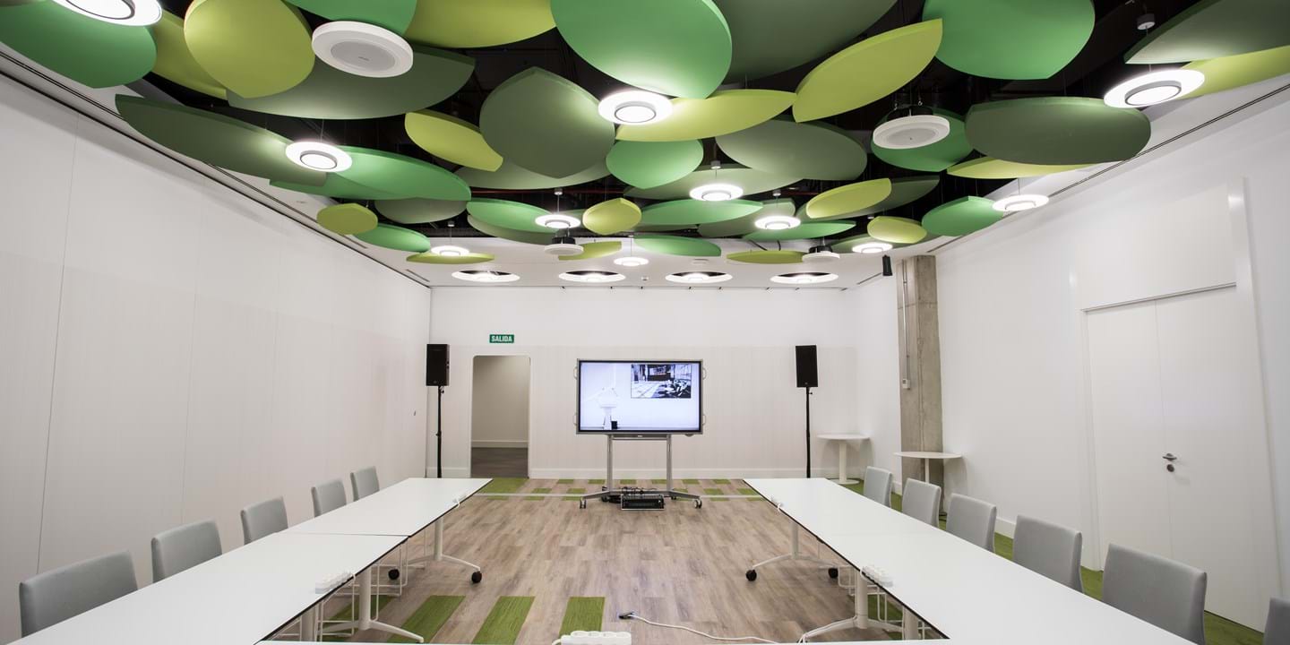 abgehängte Deckensegel in Form von Blättern im Konferenzraum